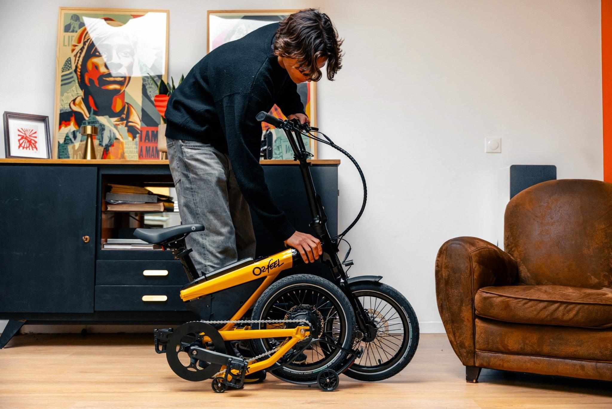 Vélo pliant Jim O2Feel plié dans un bureau – service de location vélo entreprise