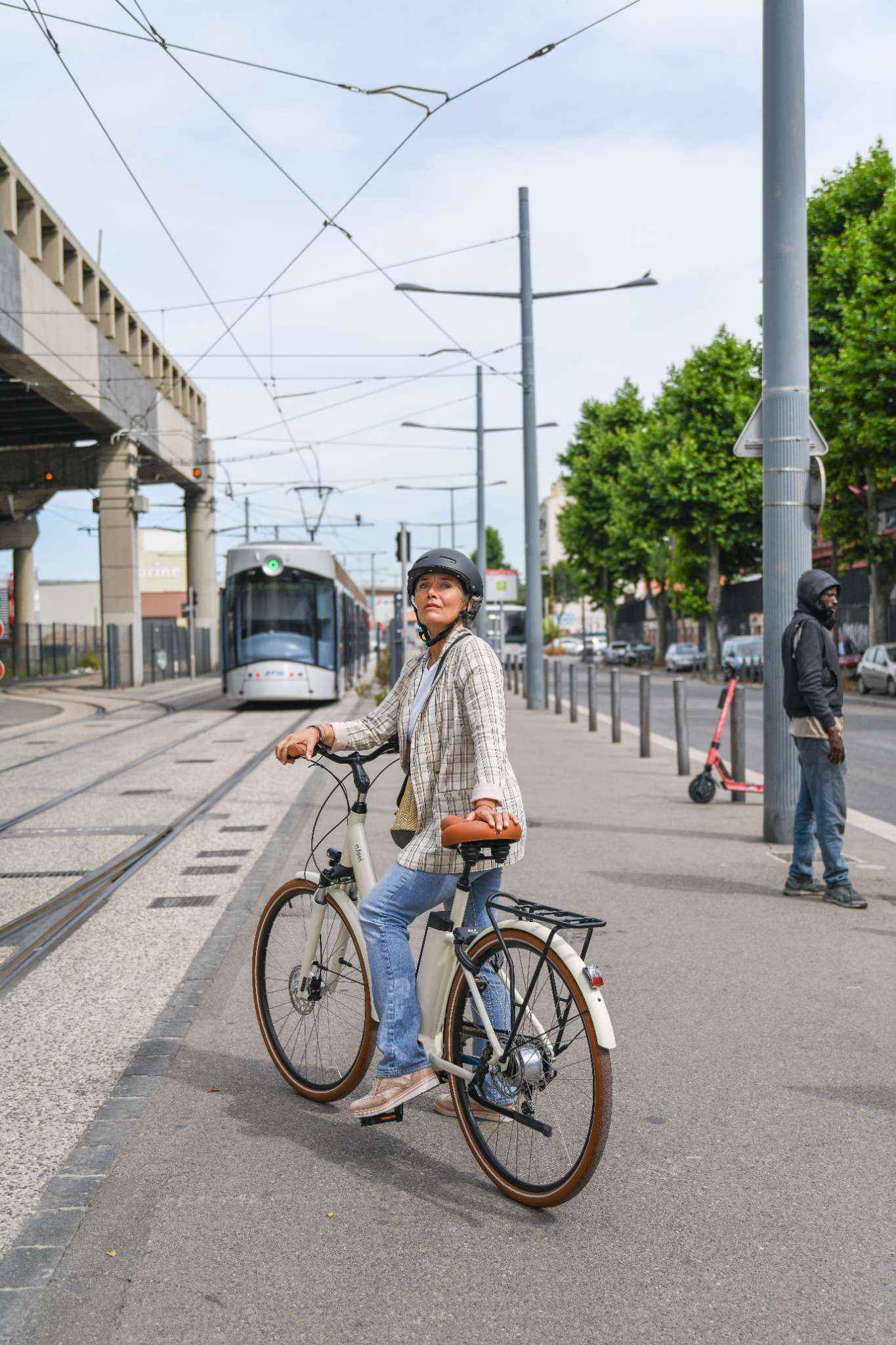 Jeune active à vélo de fonction Ivog 5 en centre-ville