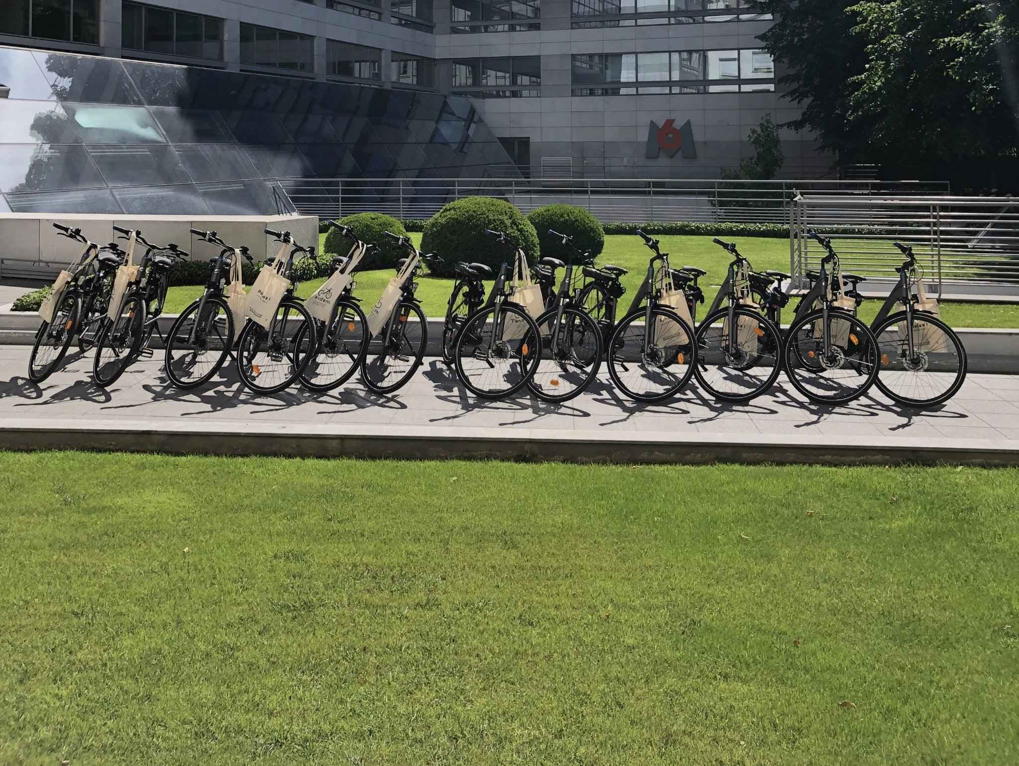 Des salariés avec leur location de vélo éléctrique