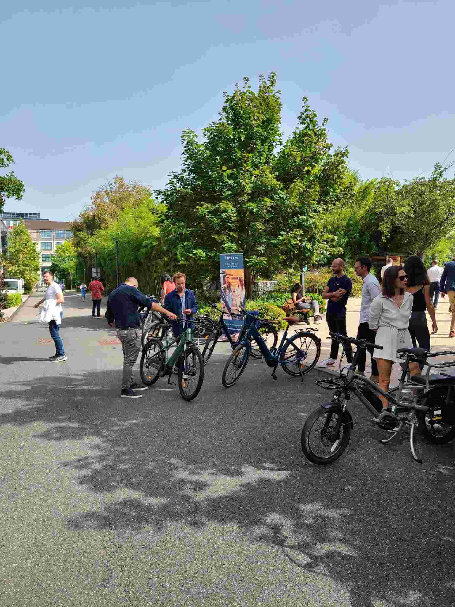 Les salariés essayent leur vélo de fonction