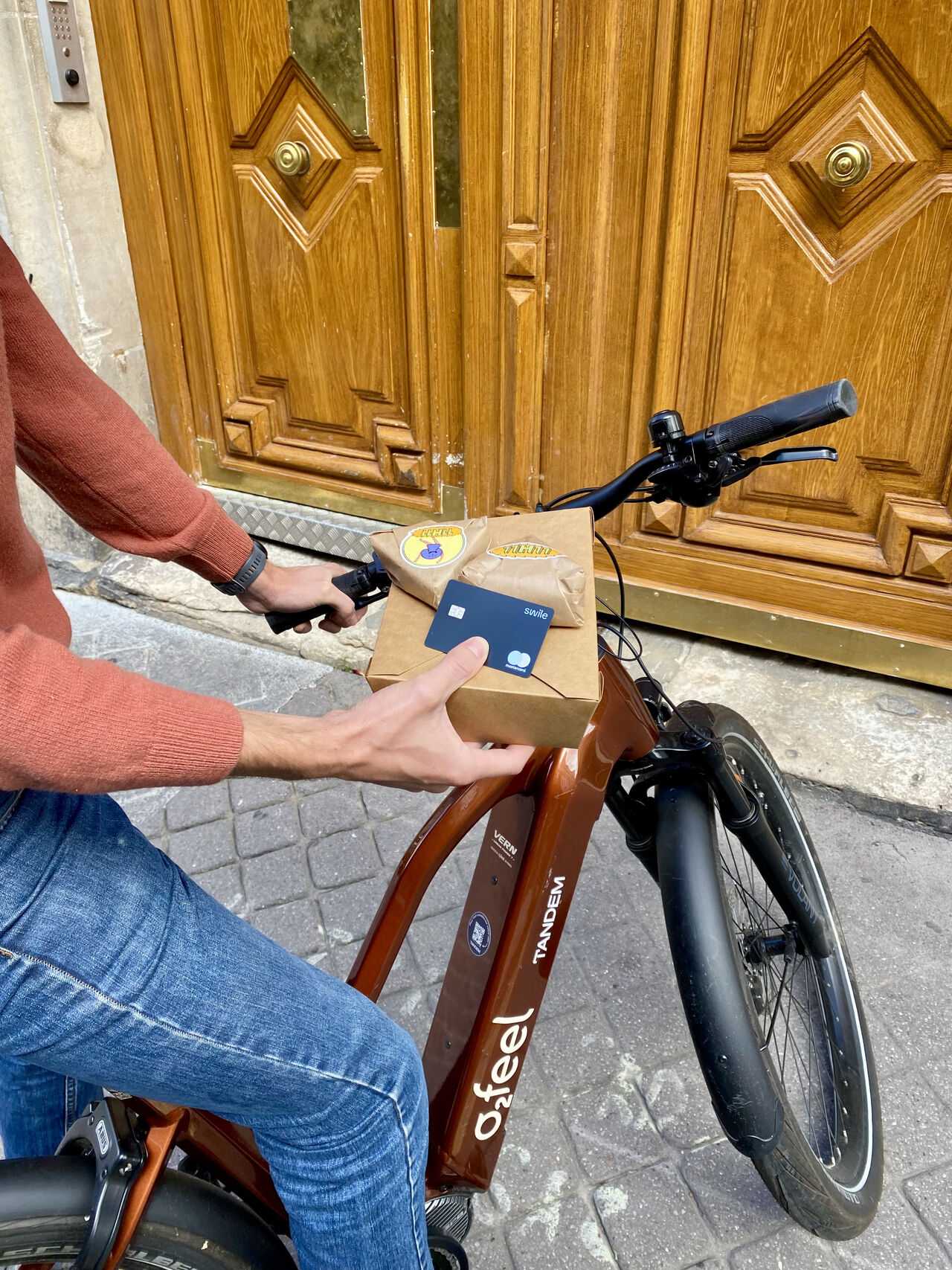 employé avec son velo de fonction O2feel Tandem et sa carte titre-restaurant swile