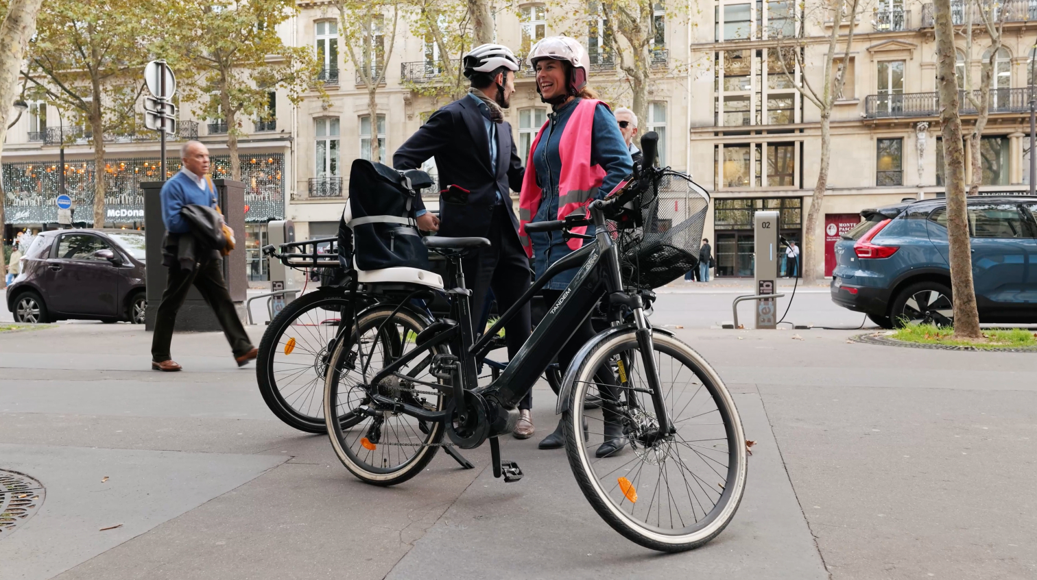 salariés à vélo devant l'entreprise ODDO BHF