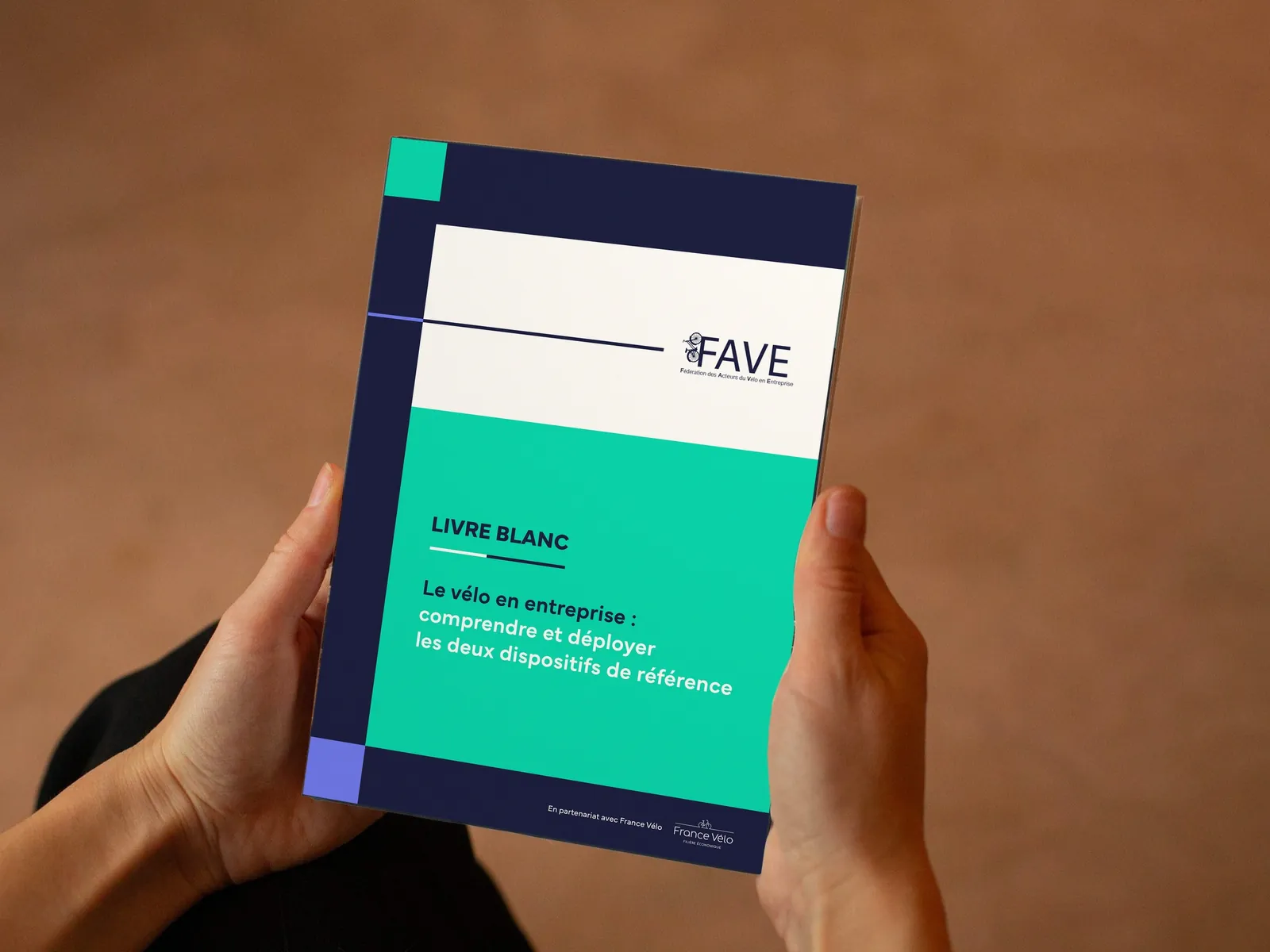 Couverture du livre blanc FAVE 2026 « Le vélo en entreprise : comprendre et déployer les deux dispositifs de référence », en partenariat avec FranceVélo