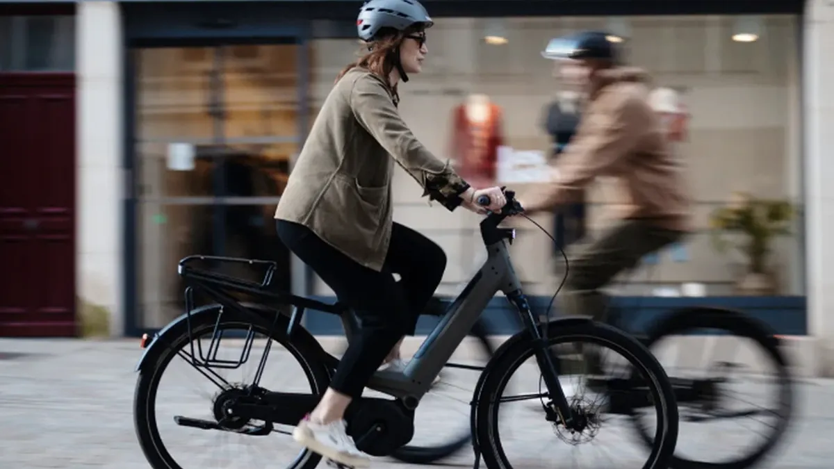deux salariés vélos électriques