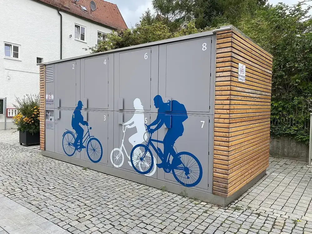 Box de stationnement vélo sécurisé à casiers individuels fermés, exemple de parking vélo pour entreprise