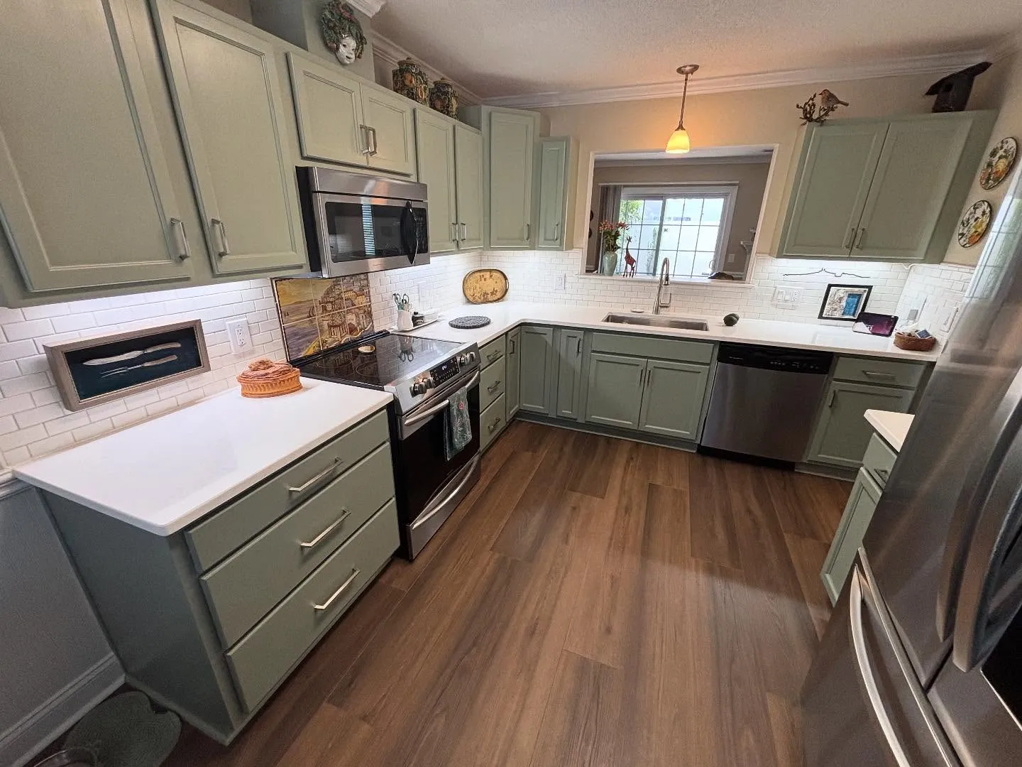 A kitchen that has been remodeled and renovated by Lee Brothers Construction
