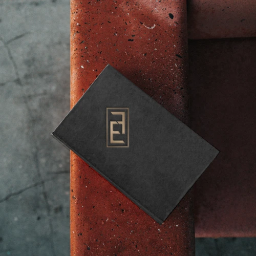 carnet avec logo de logoctober posé sur du métal