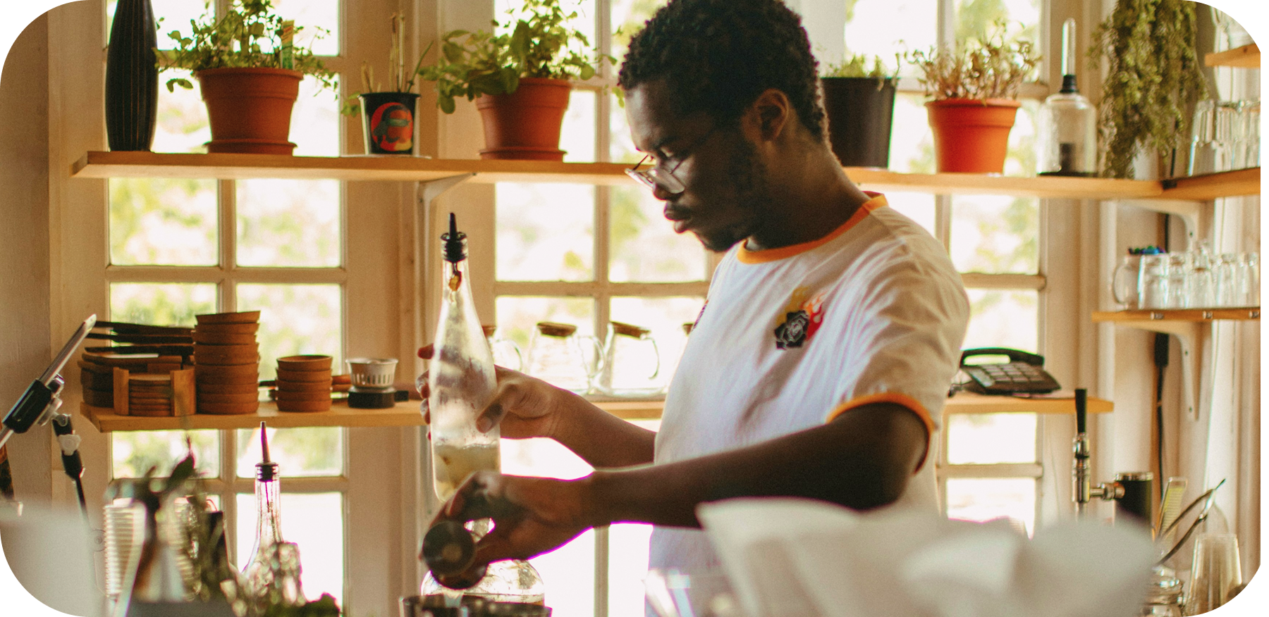 Homme créant un cocktail