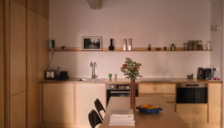 The Host a testé cet appartement d'artiste au cœur d'Exarchia, imaginé par Netta Dror : décoration minimaliste, quartier vivant