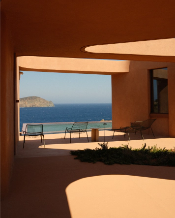 The Core, villa monolithique inspirée des monastères, sur l'île de Sérifos. Architecture, confort et vue mer pour un séjour à 10