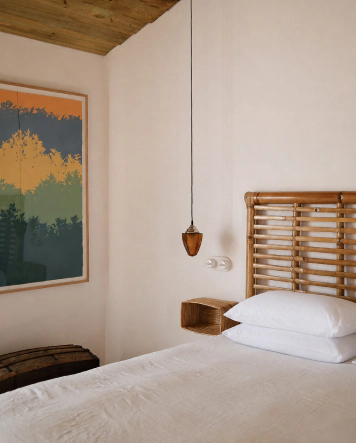 Chambre de Montinhos avec tête de lit en bois et œuvre d'artiste, Alentejo, Portugal