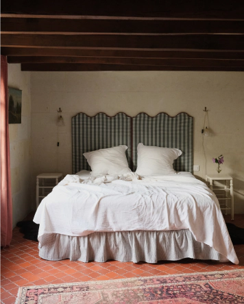 Chambre du Manoir Saint Eusèbe, tête de lit fait main par la propriétaire de la maison d'hôtes.