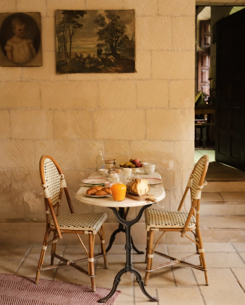 Petit-déjeuner servi au Manoir Saint Eusèbe, maison d'hôtes dans le maine-et-loire