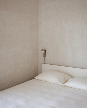 Chambre minimaliste de Casa Plaj, maison de vacances au Portugal sélectionnée par The Host, curateur d'adresses de voyage