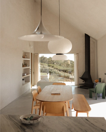 Salle à manger design de Casa Plaj avec vue sur la nature, maison de vacances au Portugal sélectionnée par The Host