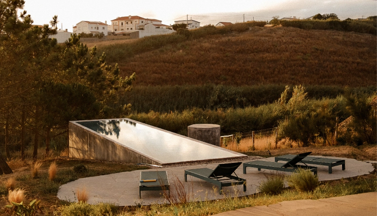 Espace piscine et bain de soleil de Casa Plaj, maison d'hôtes au Portugal recommandée par The Host, plateforme de référencement d'adresses de voyage