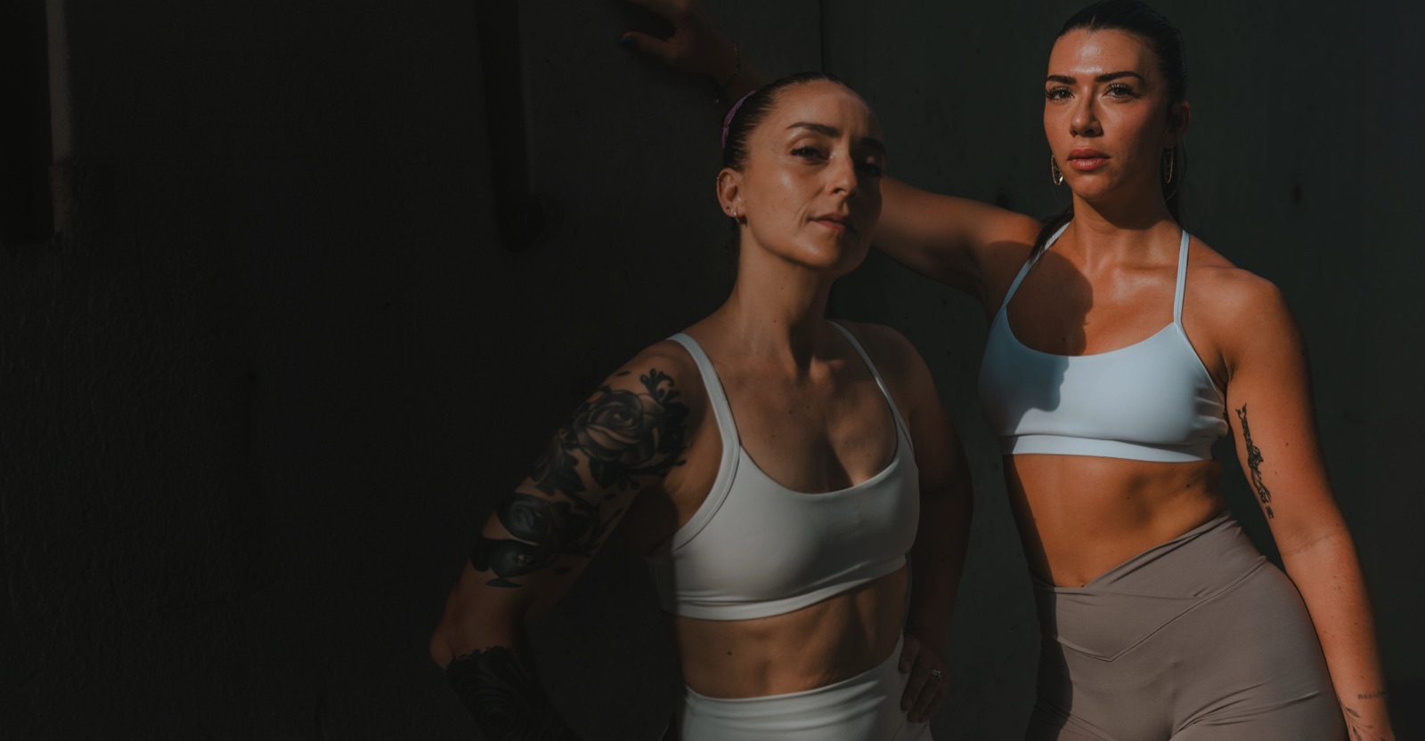 Deux pratiquantes en tenue de sport sur fond noir