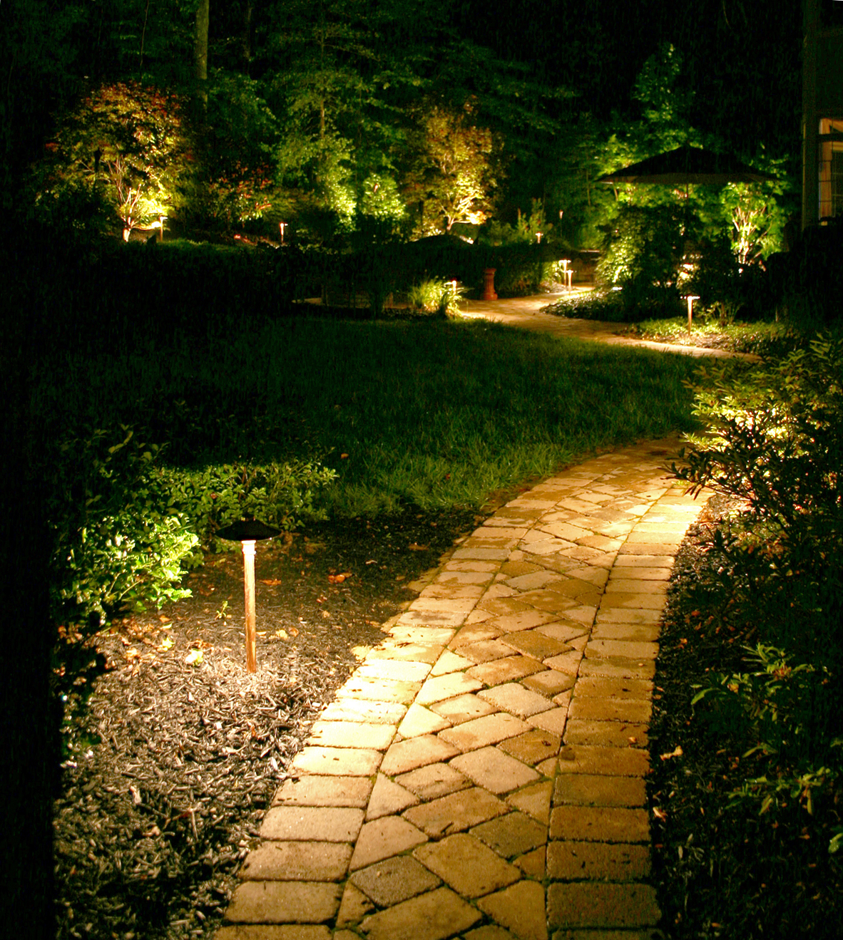https://www.outdoorlights.com/images/content/Pathway.1909121658068.jpg