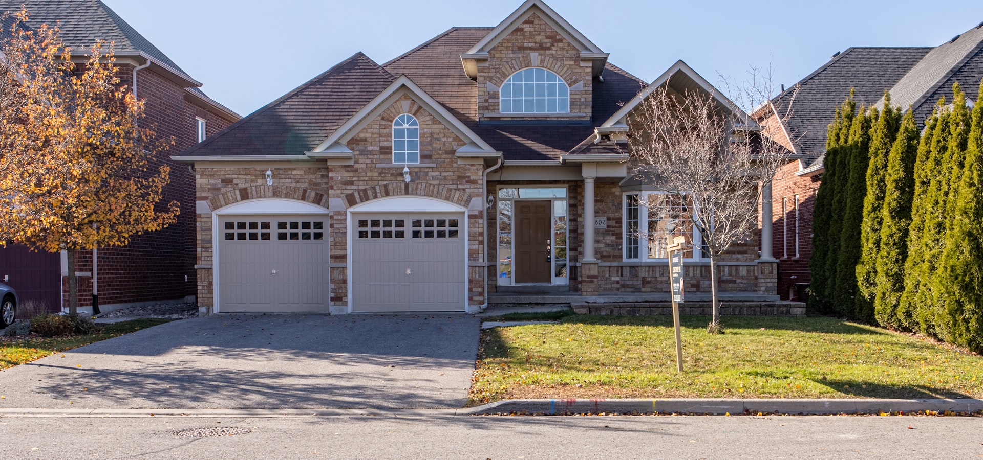 Brick suburban home with manicured lawn in Ashburn, Virginia