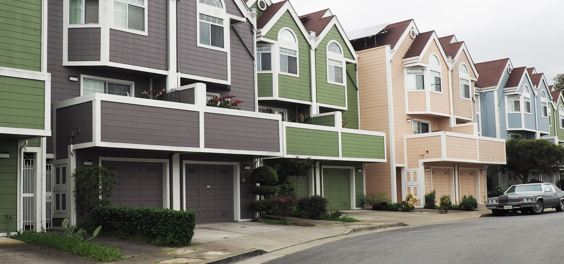 Row of townhomes in a Chantilly, Virginia community