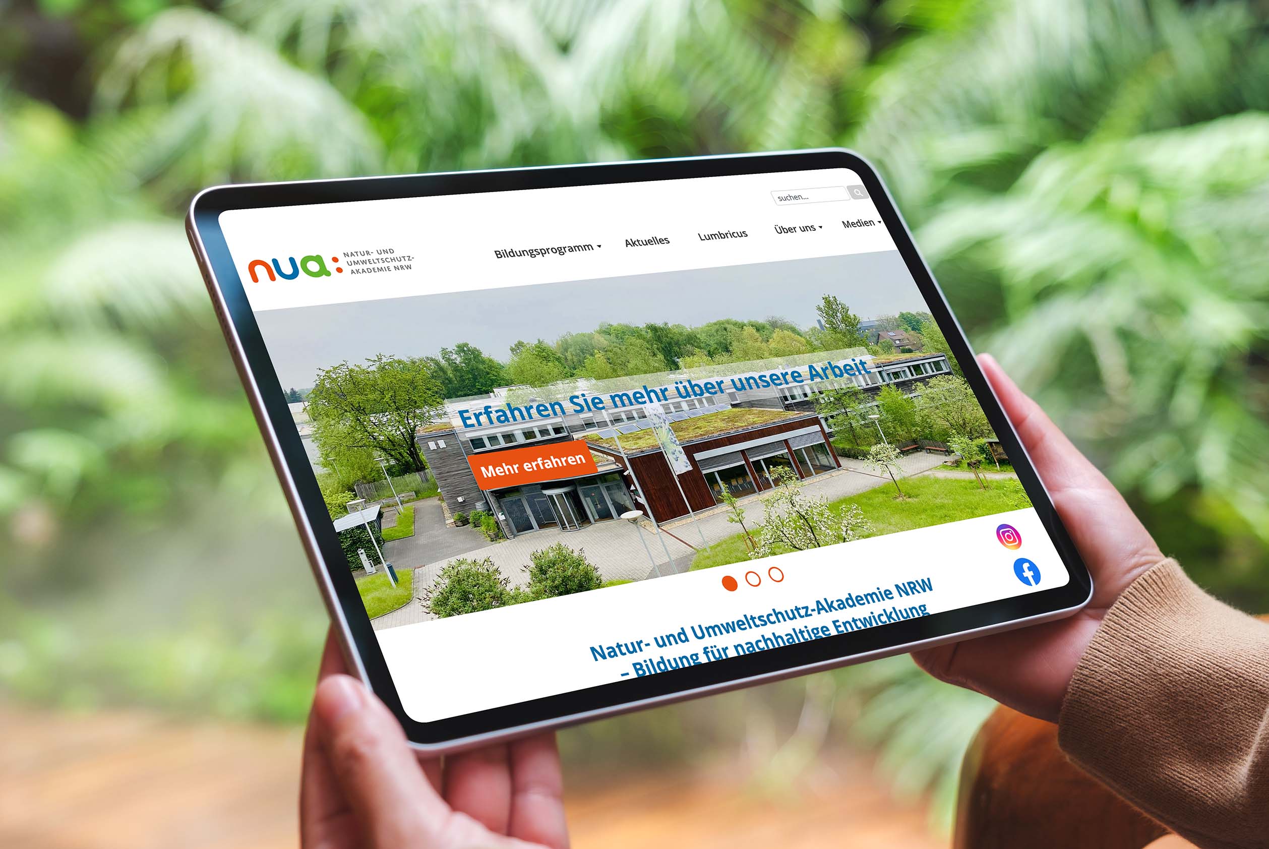 mockup eines Tablets mit der Ansicht der Website von der Natur- und Umweltschutzakademie NRW