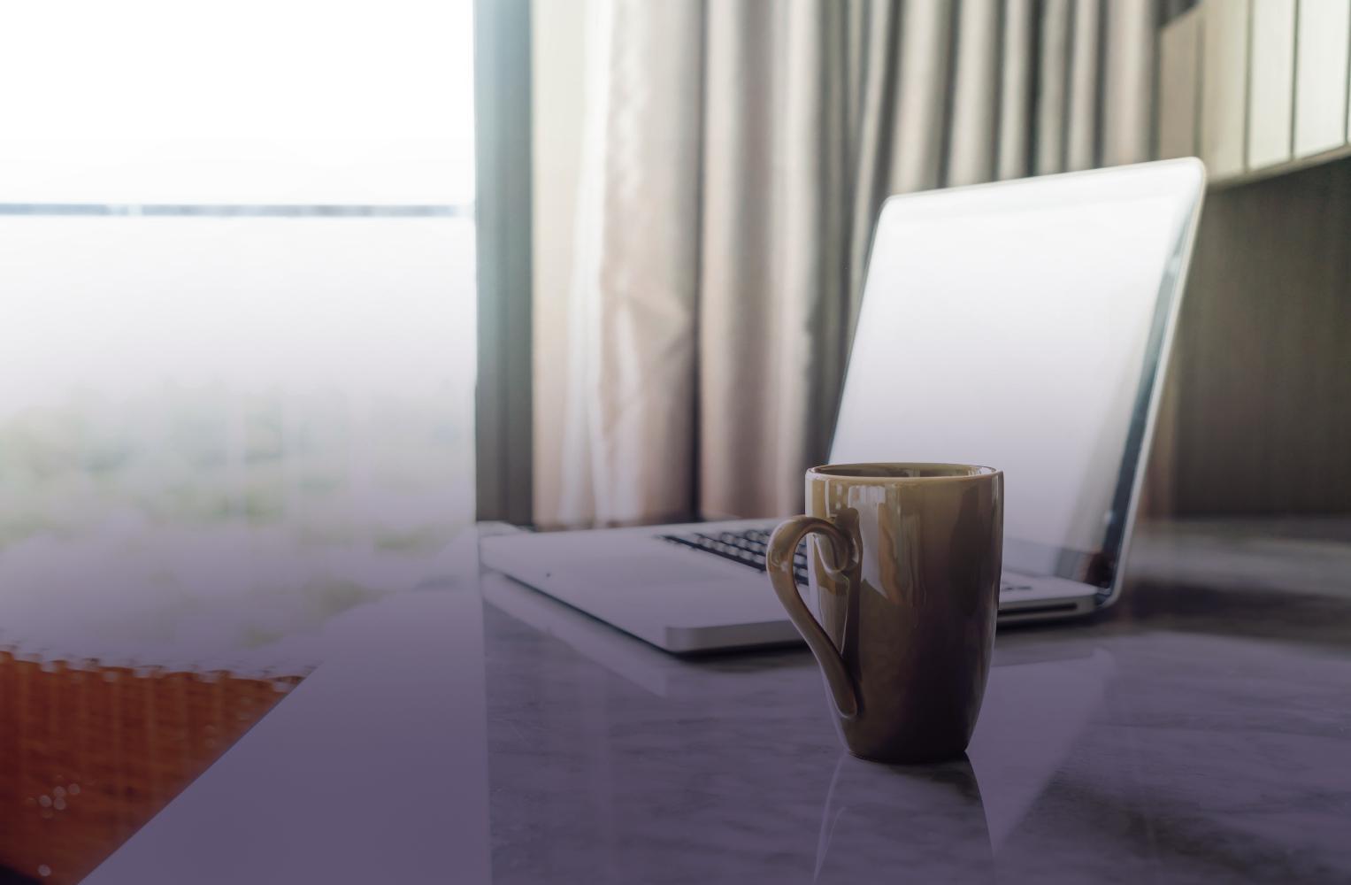 Main allumant un bâton de palo santo pour un rituel de purification énergétique, avec bougie et pierres naturelles sur un plateau en marbre.