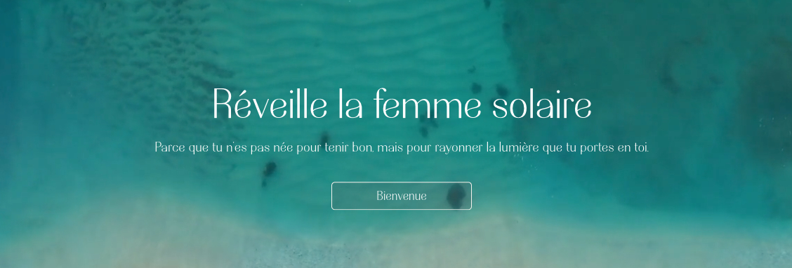 Vue aérienne d’un rivage turquoise, symbolisant la douceur et le thème de la femme solaire.