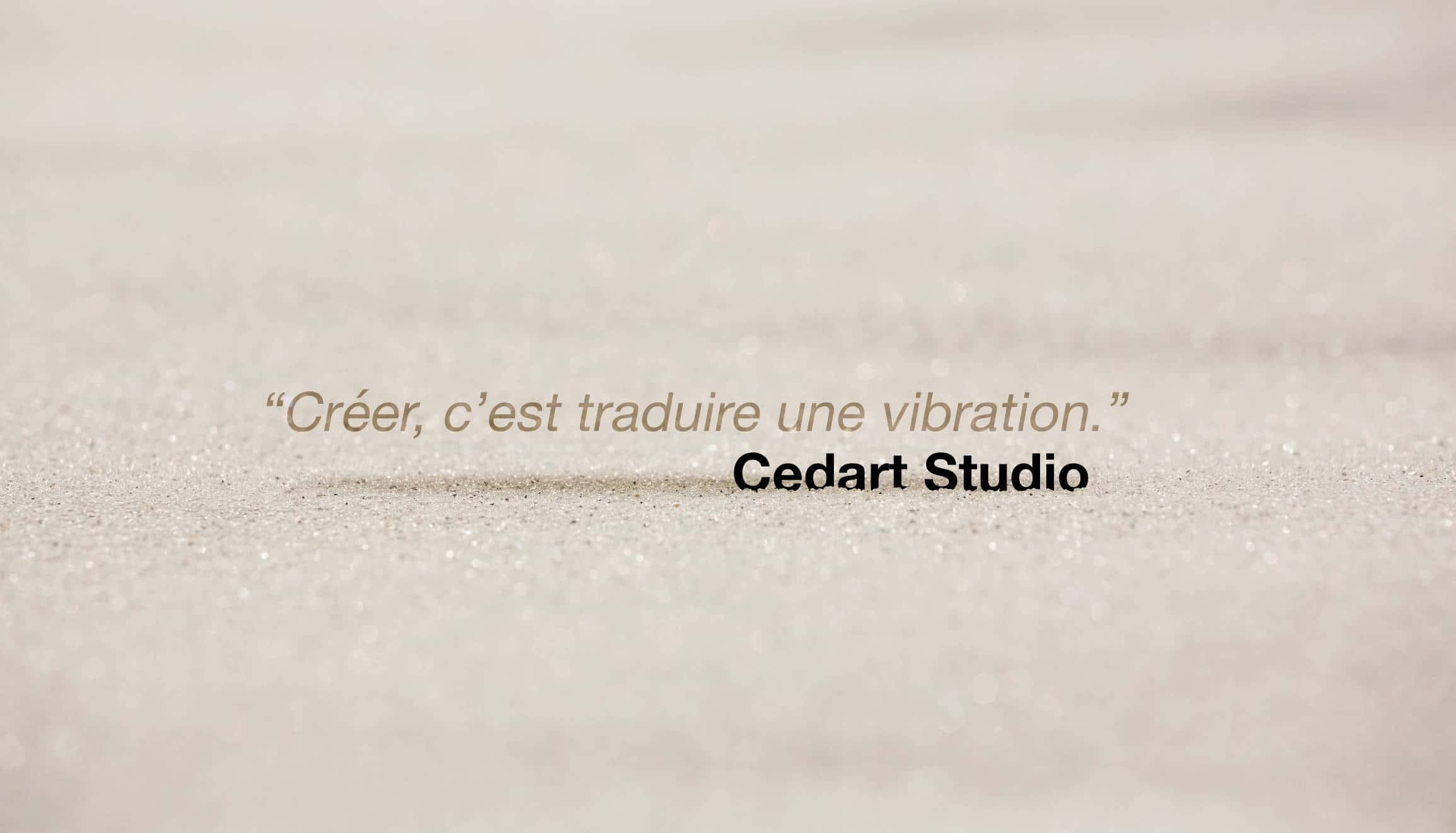Fond de sable lumineux avec la citation “Créer, c’est traduire une vibration.” — visuel épuré de Cedart Studio