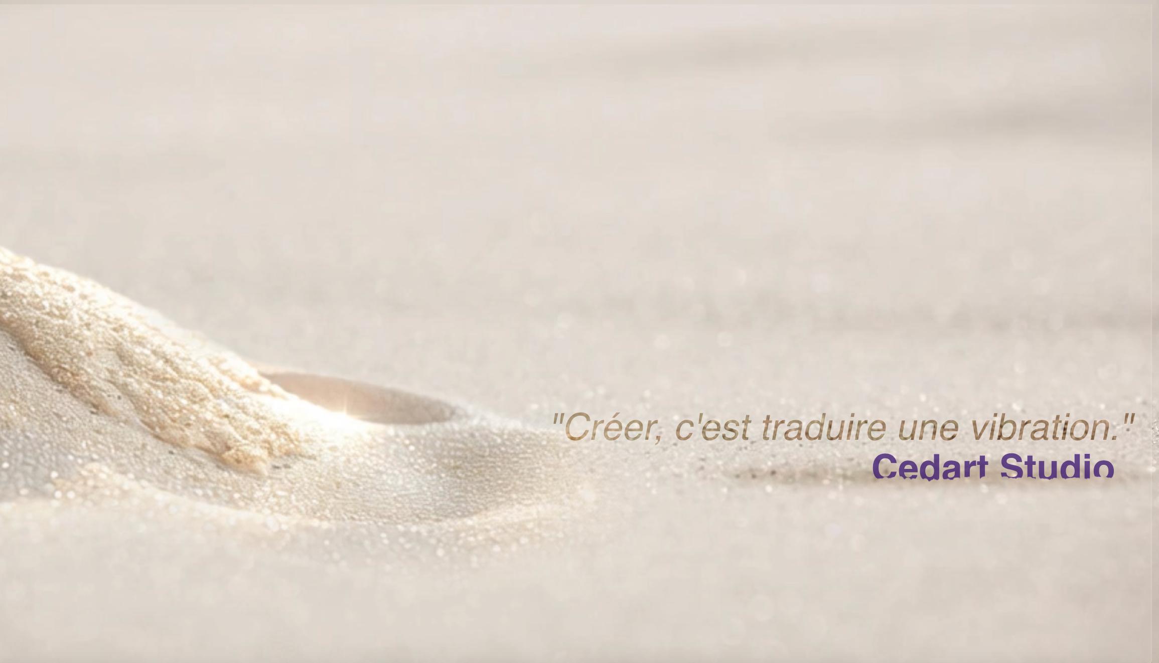 Fond de sable lumineux avec la citation “Créer, c’est traduire une vibration.” — visuel épuré de Cedart Studio