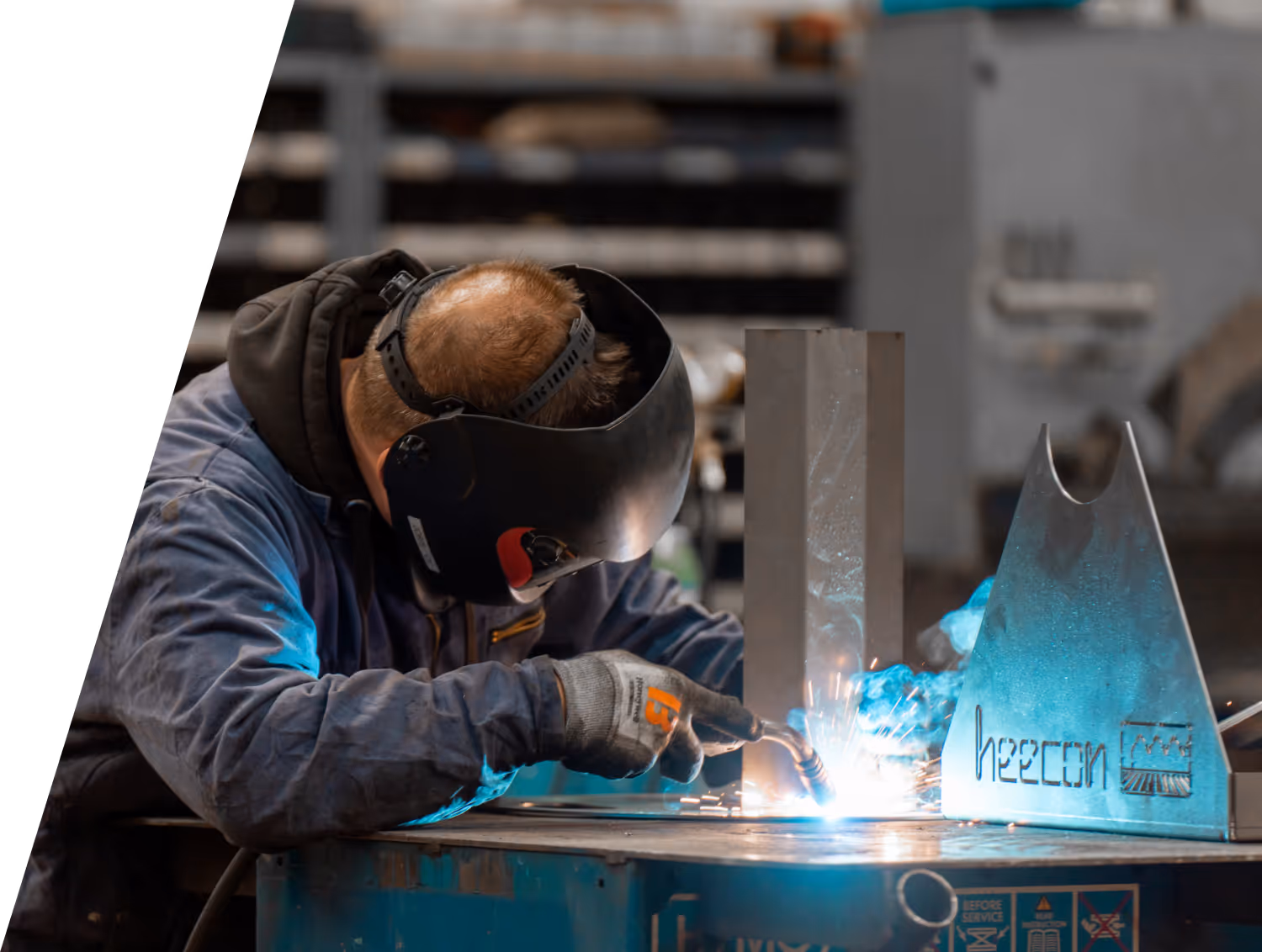 Heecon medewerker die aan het lassen is