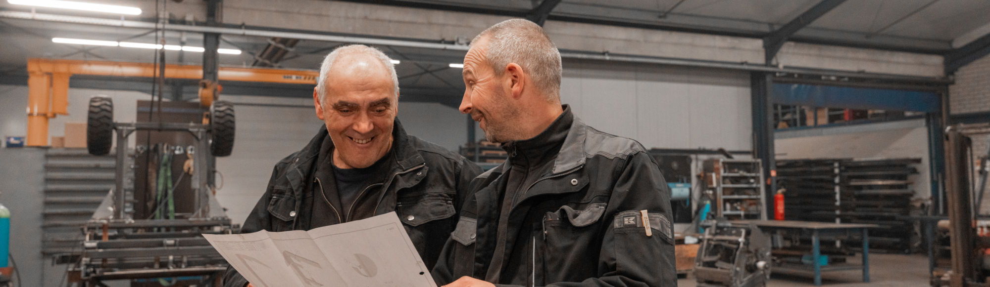 2 Medewerkers van Heecon bespreken hun aanpak met behulp van een plan op papier