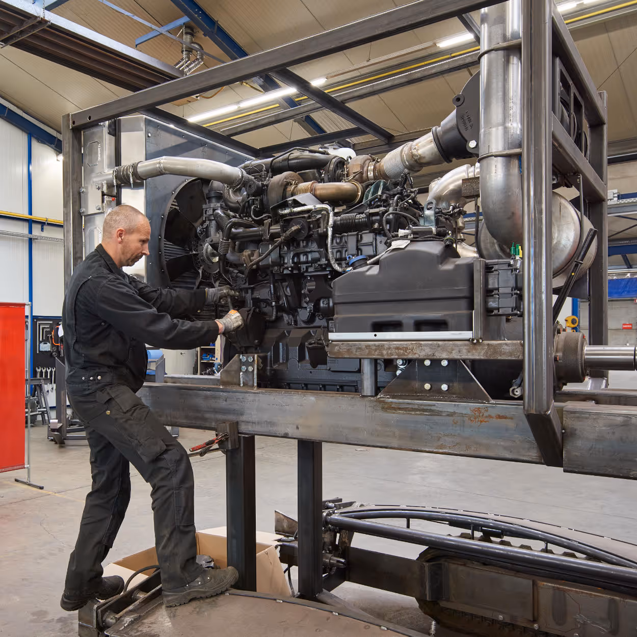 Medewerker van Heecon bouwt een machine