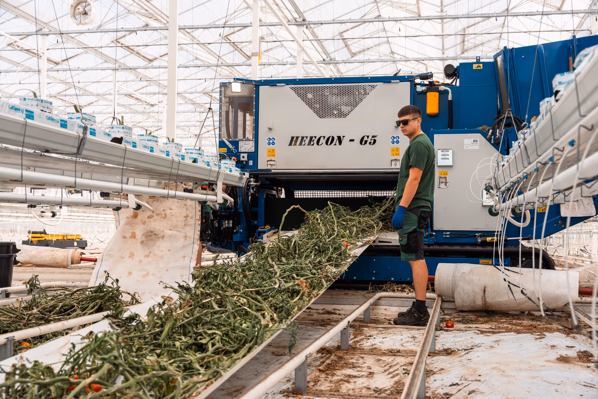 Medewerker van Heecon bedient een machine