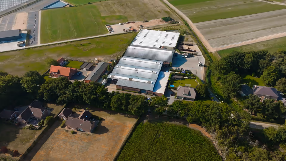 Luchtperspectief van het gebouw waar Heecon actief is