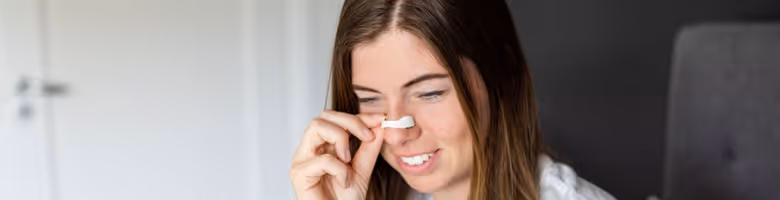 Jente som tar på nasomagnet for bedre nattesøvn