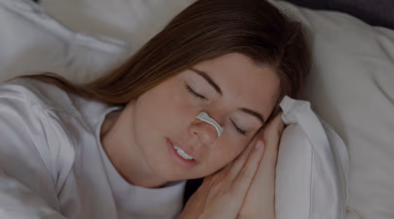 Jente som sover med nasomagnet for å redusere tett nese og snorking