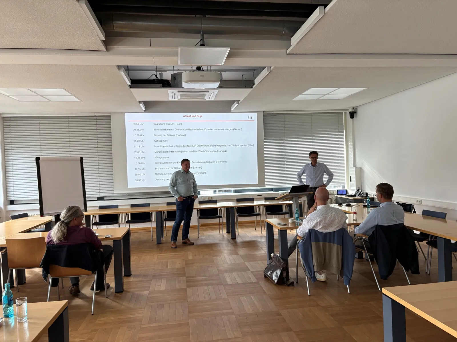 Teilnehmende des Workshops Silikonkautschukverarbeitung im Seminarraum