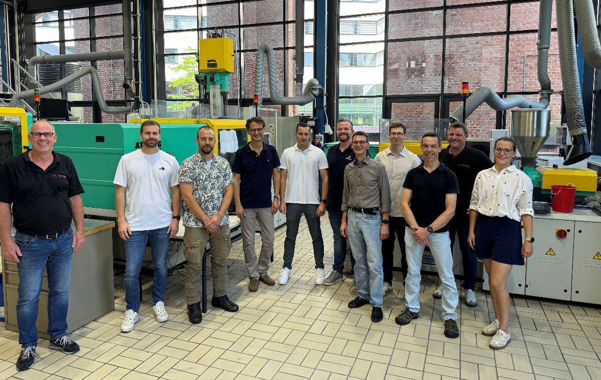 Abordnung der Radko-Stöckl-Schule und der Bakelite GmbH mit dem Team des Fachgebiets Kunststofftechnik im Technikum