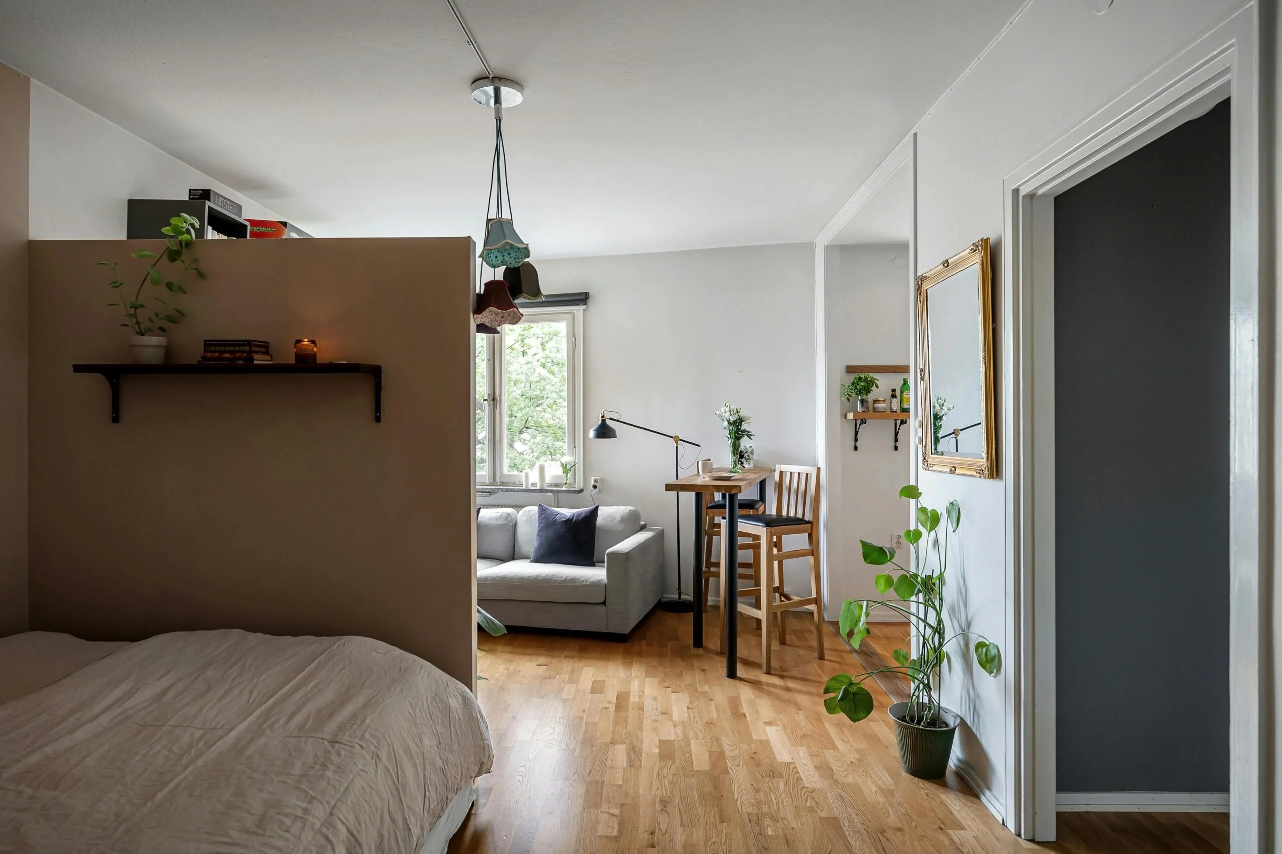 Inneneinrichtung: Bett, Schrank