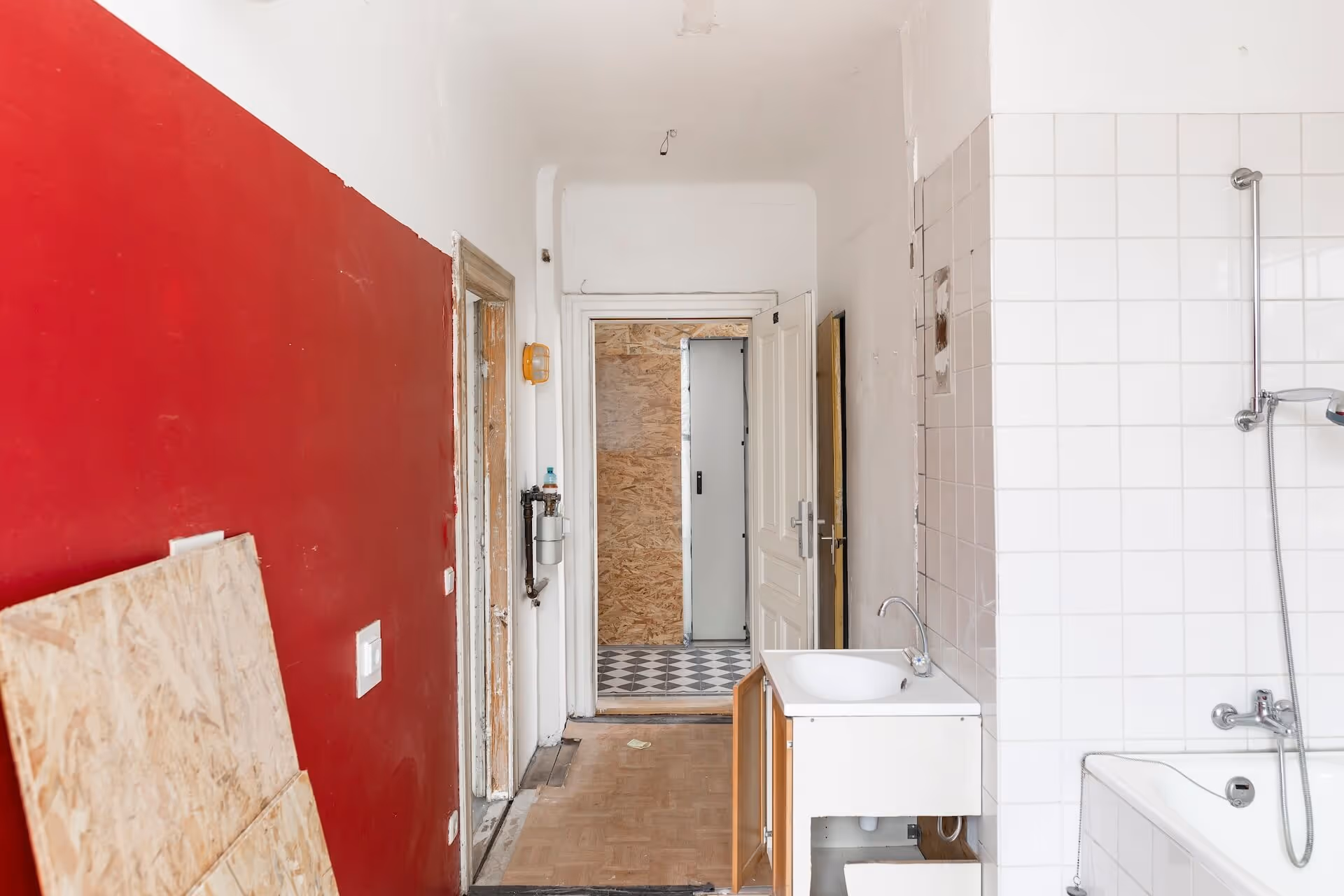 Unsanierte Altbauwohnung mit veraltetem Badezimmer, abgenutzten Wänden und sichtbaren Gebrauchsspuren