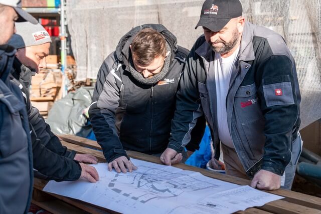 SaniBau Bauarbeiter in Arbeitskleidung auf Baustelle.