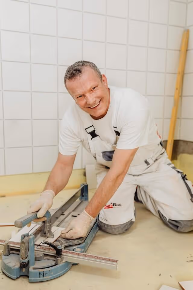 SaniBau Mitarbeiter bei Boden-Schleifarbeiten im Innenraum.