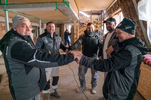 Mitarbeiter mit Werkzeug bei Sanierungsarbeiten.