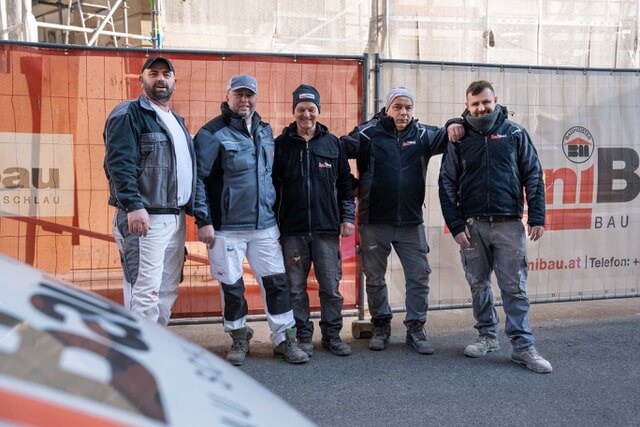 Bauarbeiter bei Holzkonstruktion.