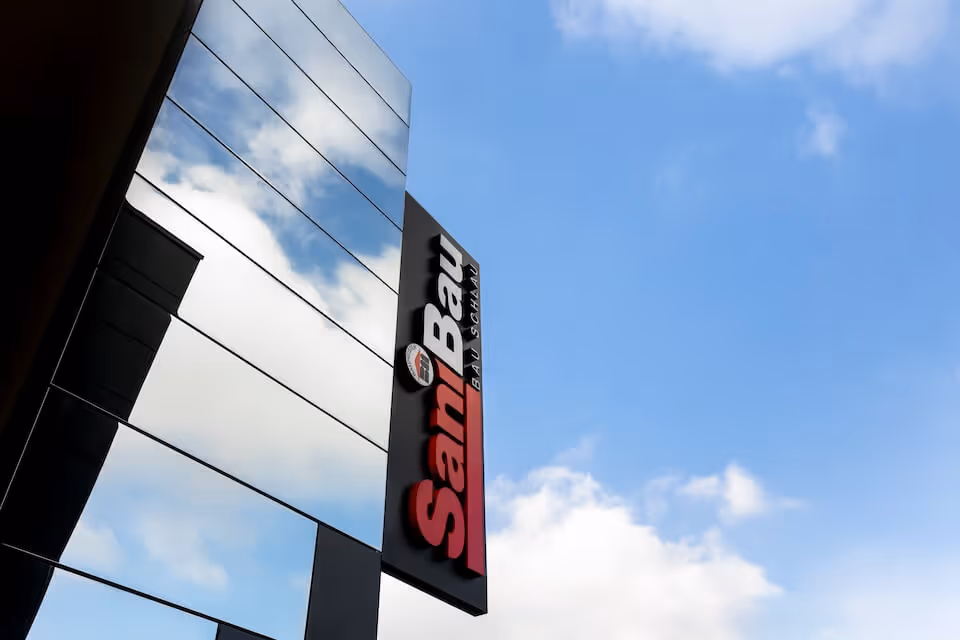 SaniBau Firmenlogo an der Fassade.