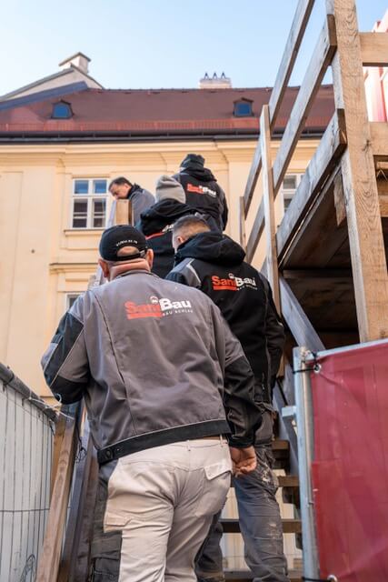 Porträt eines erfahrenen Handwerkers bei SaniBau.