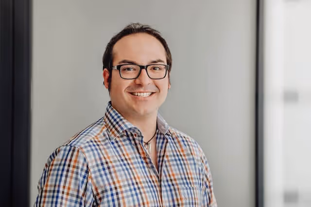 SaniBau Mitarbeiter mit Brille im Planungsbüro.