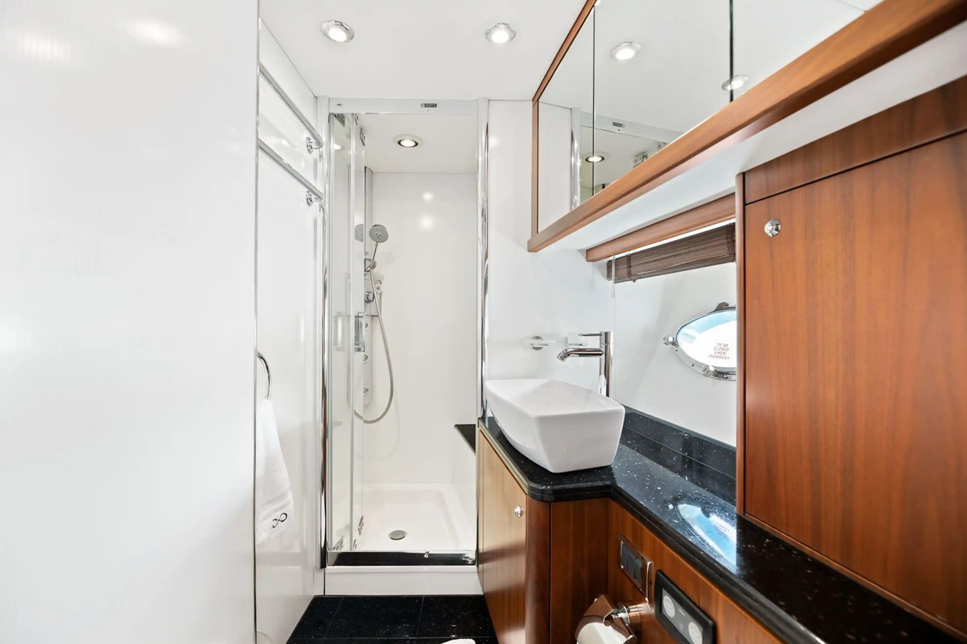 Salle de bain Sunseeker Predator 82
