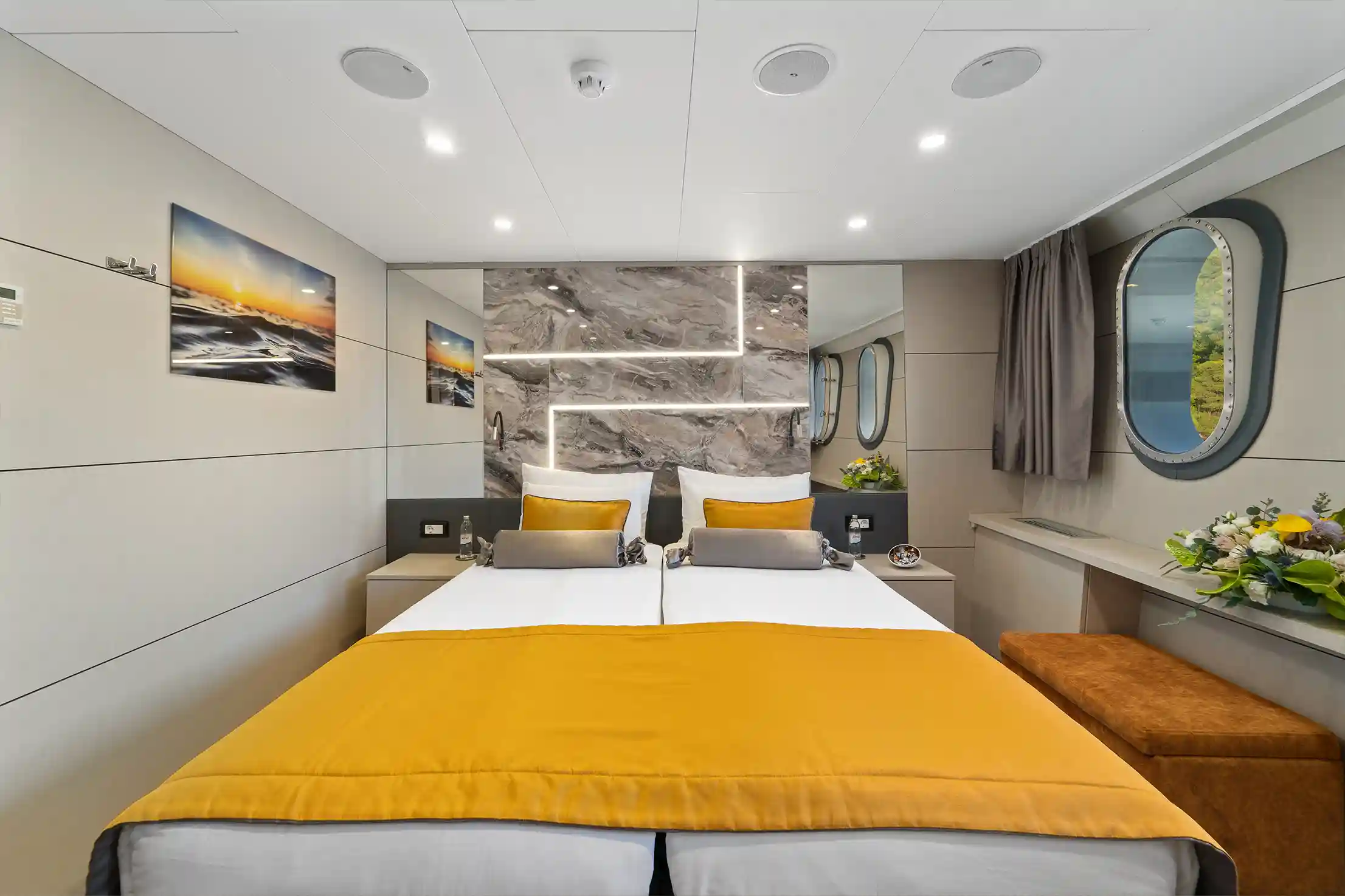 Yacht Freedom lit double