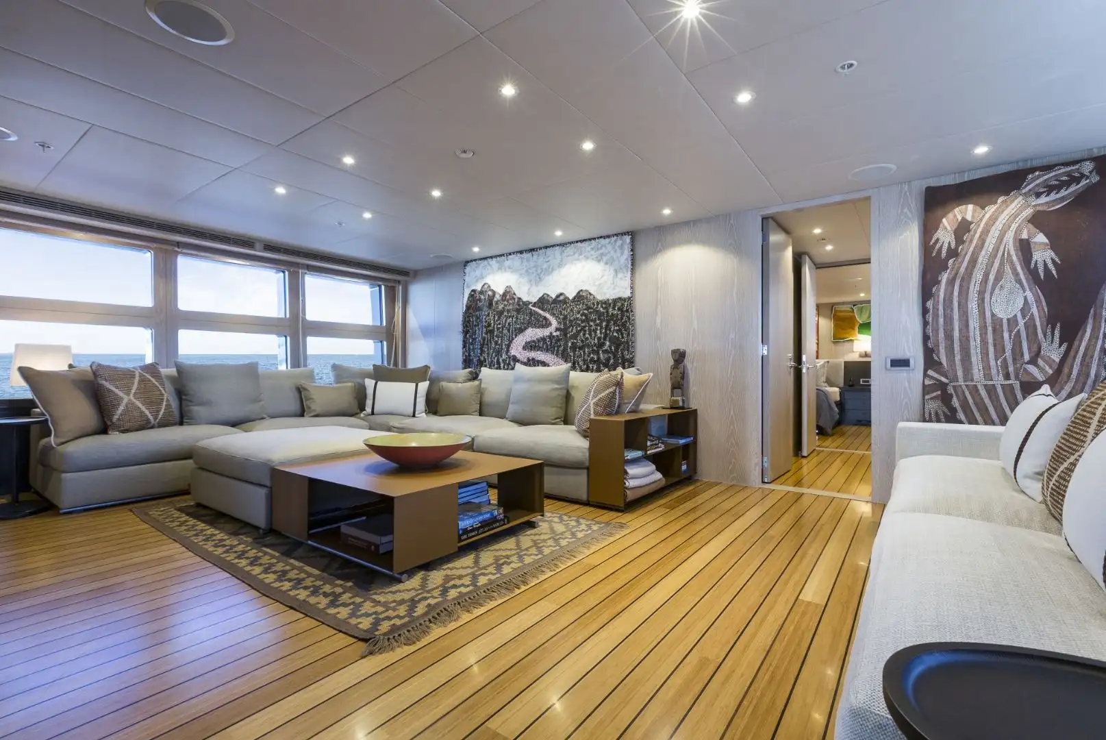 Salon Superyacht "AKIKO"